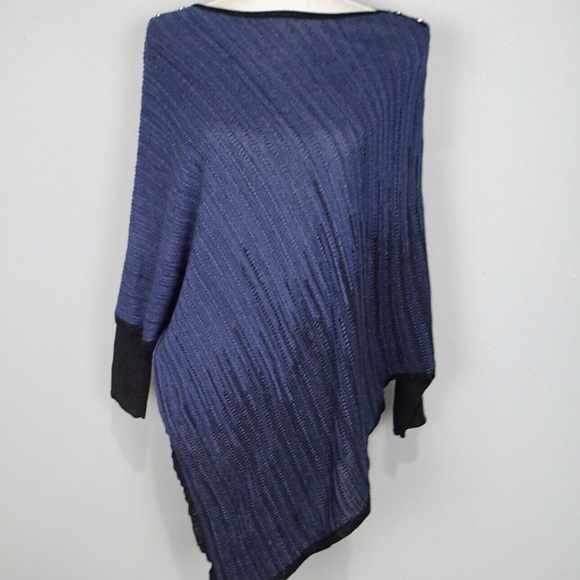 WHBM Size S/M Open Knit Asymmetrical Hem Poncho Sweater Black & Blue - Picture 8 of 10
